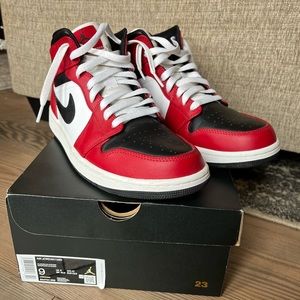 Nike Air Jordan 1 Mid Chicago Black toe  Size: Mens 9